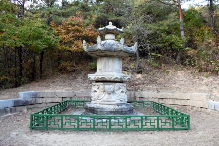 여주 고달사지 승탑 (驪州 高達寺址 僧塔),고달사터에 남아 있는 높이 4.3m의 고려시대의 승탑이다. 고달사는 통일신라시대 경덕왕 23년(764)에 창건된 절로, 고려 광종 이후에는 왕들의 보호를 받아 큰 사찰로서의 면모를 유지하기도 하였으나, 조선시대에 폐사된 것으로 추정된다.