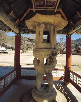 보은 법주사 쌍사자 석등 (報恩 法住寺 雙獅子 石燈),법주사 대웅전과 팔상전 사이에 있는 통일신라시대의 석등으로, 사자를 조각한 석조물 가운데 가장 오래되었으며 매우 독특한 형태를 하고 있다.