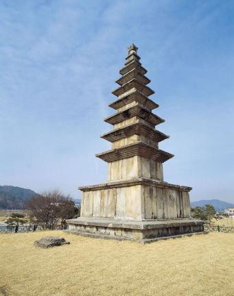 충주 탑평리 칠층석탑 (忠州 塔坪里 七層石塔),남한강의 아름다운 경관과 잘 어우러져 있는 통일신라시대의 석탑으로, 당시에 세워진 석탑 중 가장 규모가 크며, 우리나라의 중앙부에 위치한다고 해서 중앙탑(中央塔)이라고도 부르는 이 탑은 2단의 기단(基壇) 위에 7층의 탑신(塔身)을 올린 모습이다.