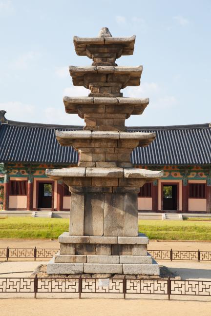 부여 정림사지 오층석탑 (扶餘 定林寺址 五層石塔),부여 정림사터에 세워져 있는 석탑으로, 좁고 낮은 1단의 기단(基壇)위에 5층의 탑신(塔身)을 세운 모습이다. 신라와의 연합군으로 백제를 멸망시킨 당나라 장수 소정방이 ‘백제를 정벌한 기념탑’이라는 뜻의 글귀를 이 탑에 남겨놓아, 한때는 ‘평제탑’이라고 잘못 불리어지는 수모를 겪기도 하였다.