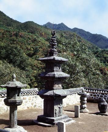 남원 실상사 백장암 삼층석탑 (南原 實相寺 百丈庵 三層石塔),실상사는 지리산 천왕봉 서편에 위치한 절로, 통일신라 흥덕왕 3년(828)에 홍척(洪陟)이 창건하였다. 이 곳에서 북쪽으로 얼마쯤 가다보면 백장암이 나타나는데, 실상사에 딸린 소박한 암자로, 그 아래 경작지에 이 탑이 세워져 있다.