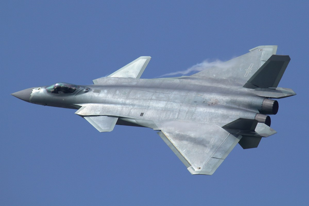 J-20 Mighty Dragon, 2009년 PLAAF 고위 관계자는 첫 비행이 2010~11년에 예정되어 있으며 서비스 개시일은 2019년으로 예상된다고 밝혔습니다.