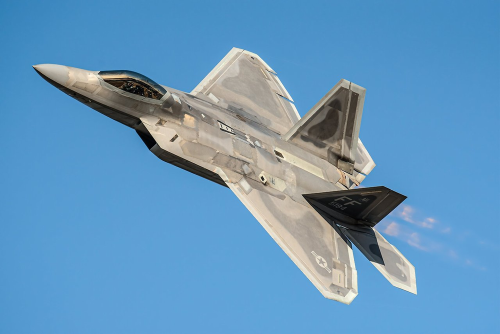 F-22 Raptor, 항공기 동호인들이나 밀리터리 동호인들과 언론으로부터 세계 최강의 전투기라는 타이틀을 20년 동안 갖고 있다.