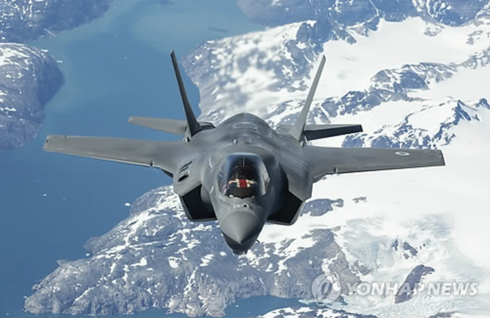 F-35 라이트닝 II, F-35 Lightning II, 미국의 5세대 스텔스 다목적 전투기. 명칭의 유래는 미국의 P-38 라이트닝과 공동개발국인 영국의 BAC
    라이트닝으로서, 이 두 기종 모두를 계승하겠다는 의미에서 Lightning II가 되었다.